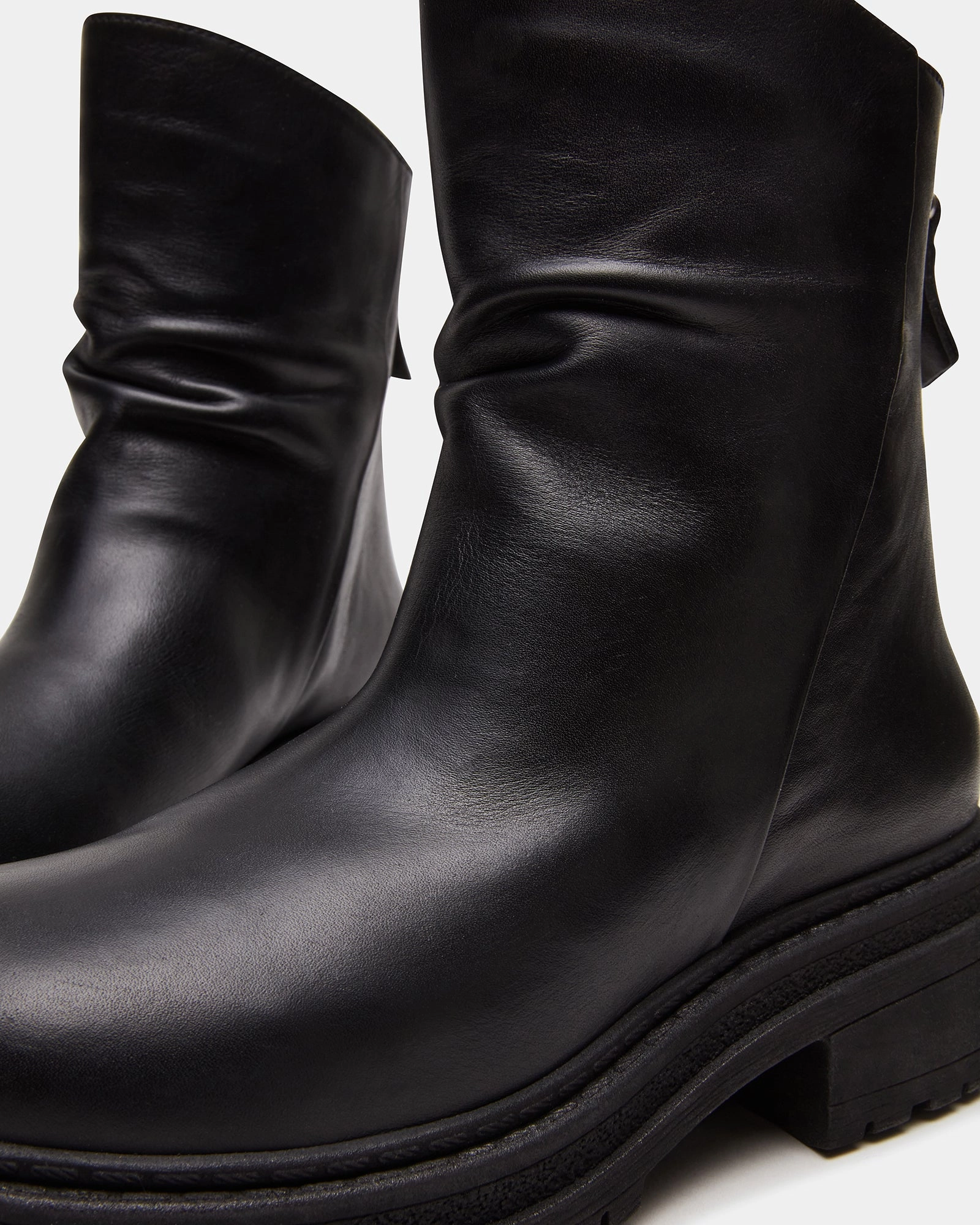 ESSENTIAL BLACK LEATHER